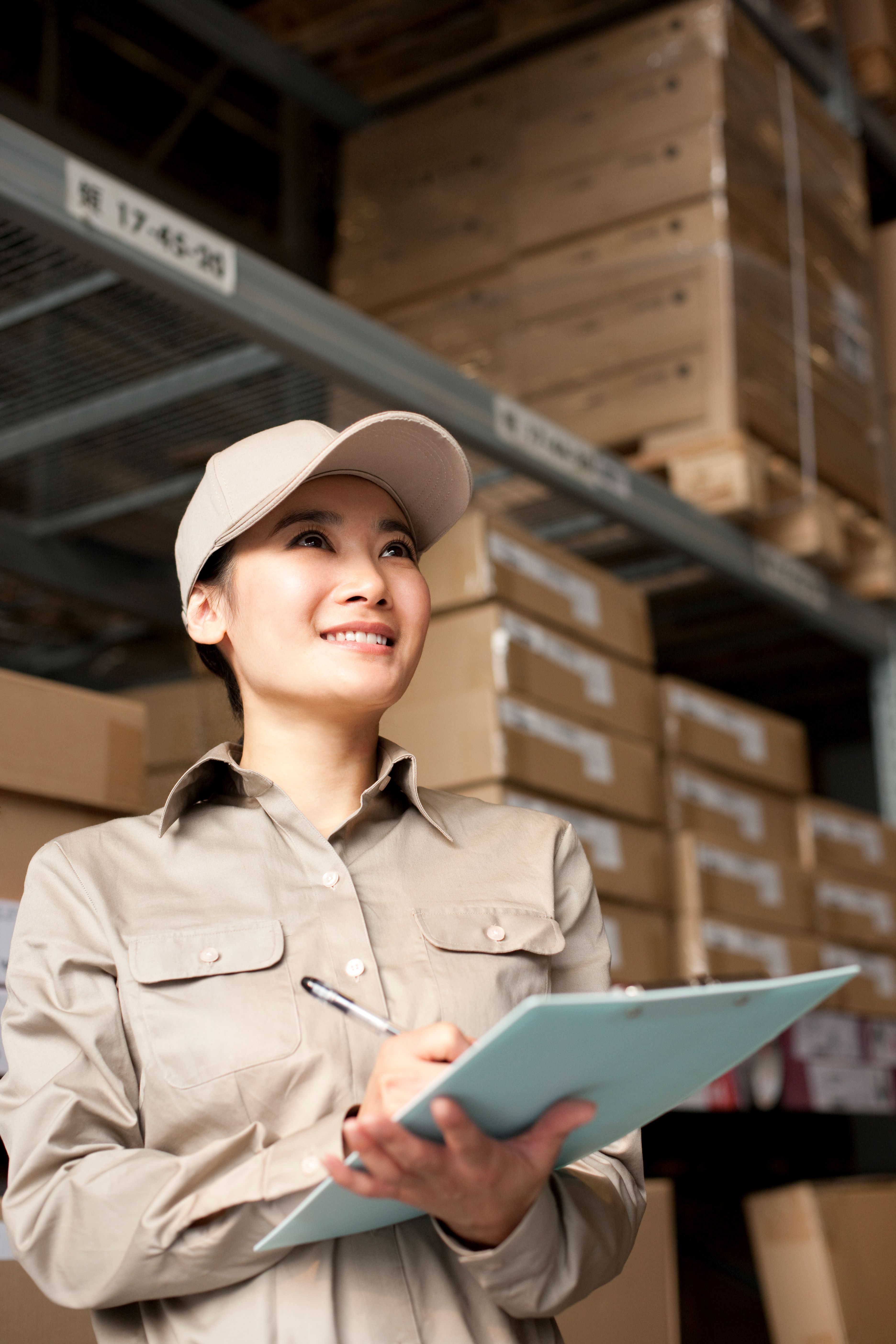 仓库工作人员正在记录库存信息