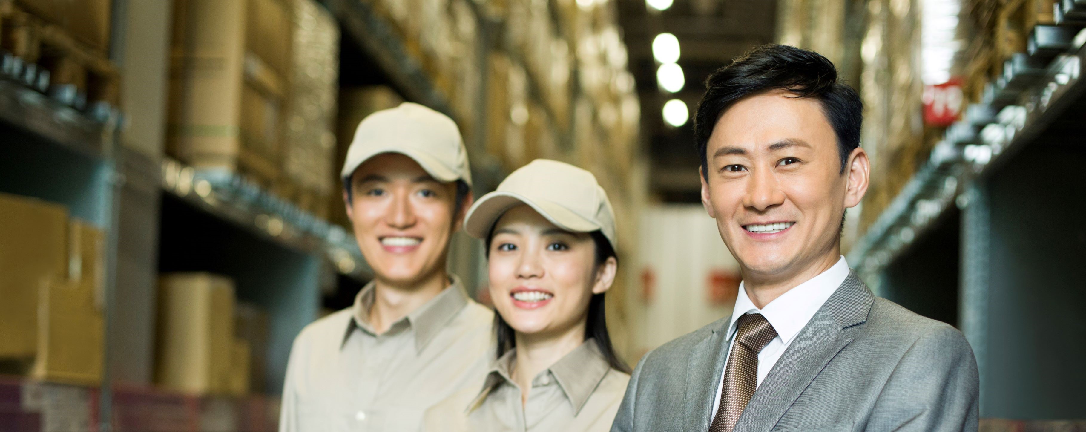 物流团队照片，包含两位仓库工作人员和一位商务人士